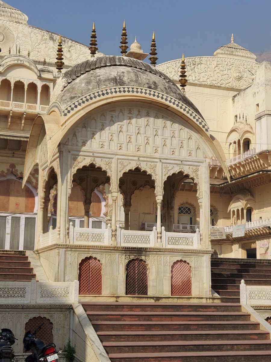 The palace, albeit, is not open to public. I am sure it will be very pretty considering what is seen from outside