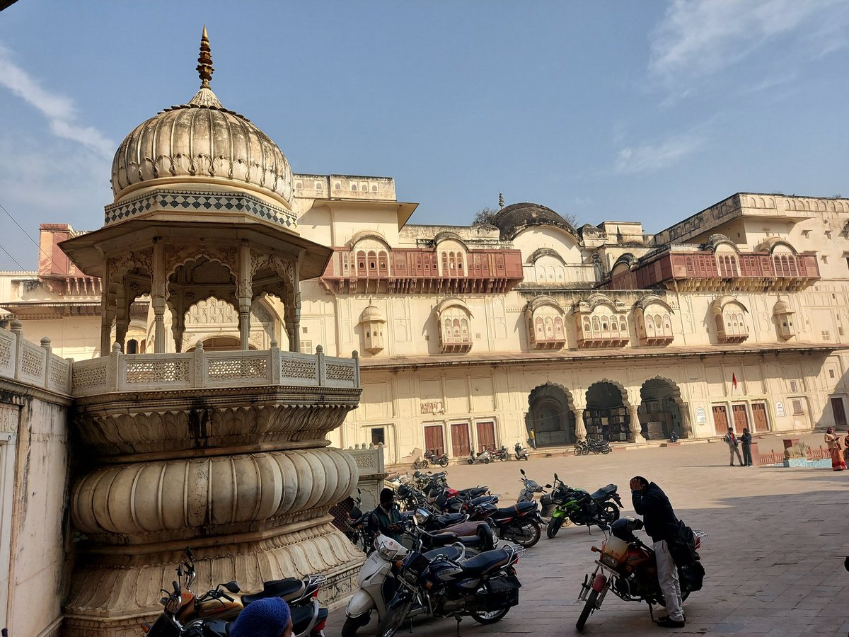 The palace, albeit, is not open to public. I am sure it will be very pretty considering what is seen from outside