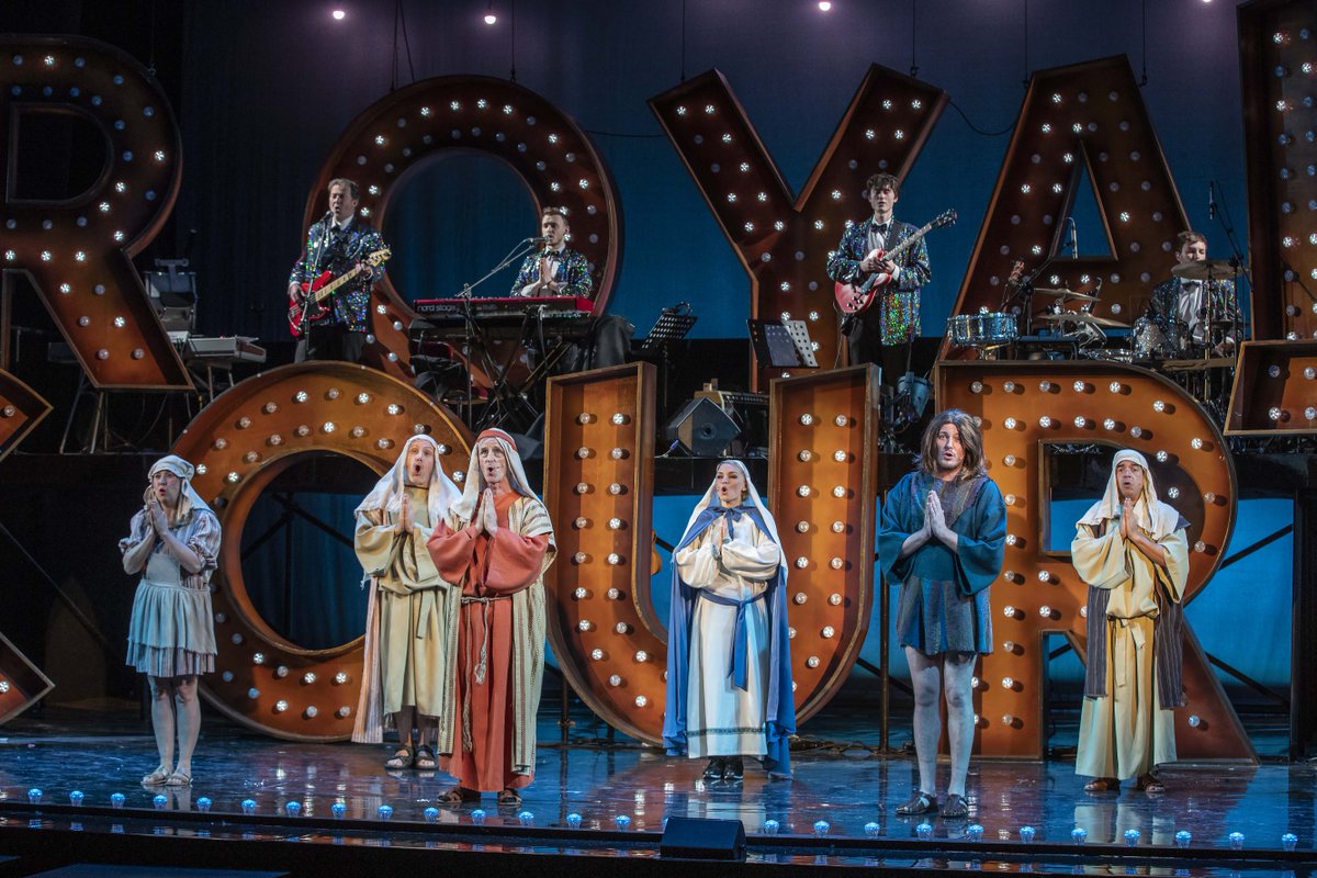 RoyalCourtLiv's tweet photo. Welcome back to the Christmas Crackers cast who will be performing #RCSelectionBox tonight and two shows tomorrow! https://t.co/kOllp8tdSH https://t.co/POWGq2oJUt