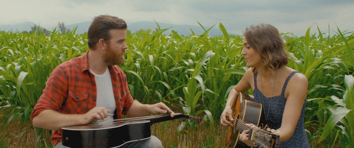 911로 하늘길이 막혀 LA에서 뉴욕까지 미국 횡단 여행을 하는 남녀의 로드무비. 낯선 곳, 새로운 사람들, 그리고 뭉글뭉글 피어나는 노래와 인간애. 시기만 좋았다면 ‘원스’처럼 될 수도 있었을탠데. 아쉽게 추천. 원제는 ‘American Folk’ #리플레이