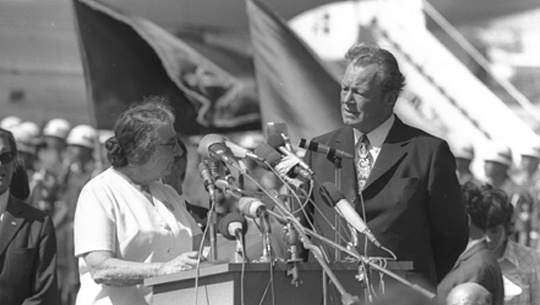 Exercici_GMeir's tweet photo. [1973] La promoció de la Pau i l'establiment de les relacions diplomàtiques amb els nostres aliats ha de ser una prioritat.
Es per això que aquest any he estat reunint-me amb diferents líders polítics com @ex_Nixon @WillyBrandt @PabloVI.

#polintmati #ironladymiddleeast https://t.co/54cynCyGGQ