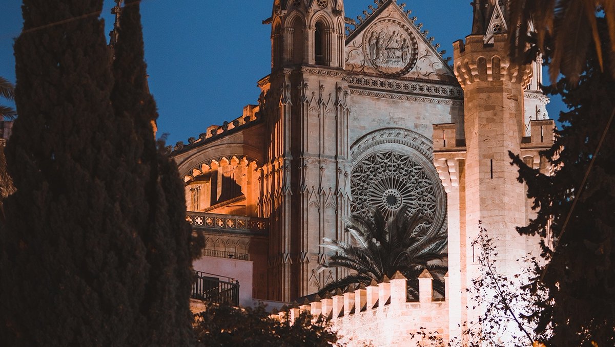 La <a href="/catedralmca/">Catedral de Mallorca</a> es espectacular desde todos los ángulos, a todas las horas del día y en cualquier época del año. Si te apetece visitarla, recuerda que los días 24, 25, 26 y 31 de #diciembre permanecerá cerrada. ⁠l8r.it/ZMRZ