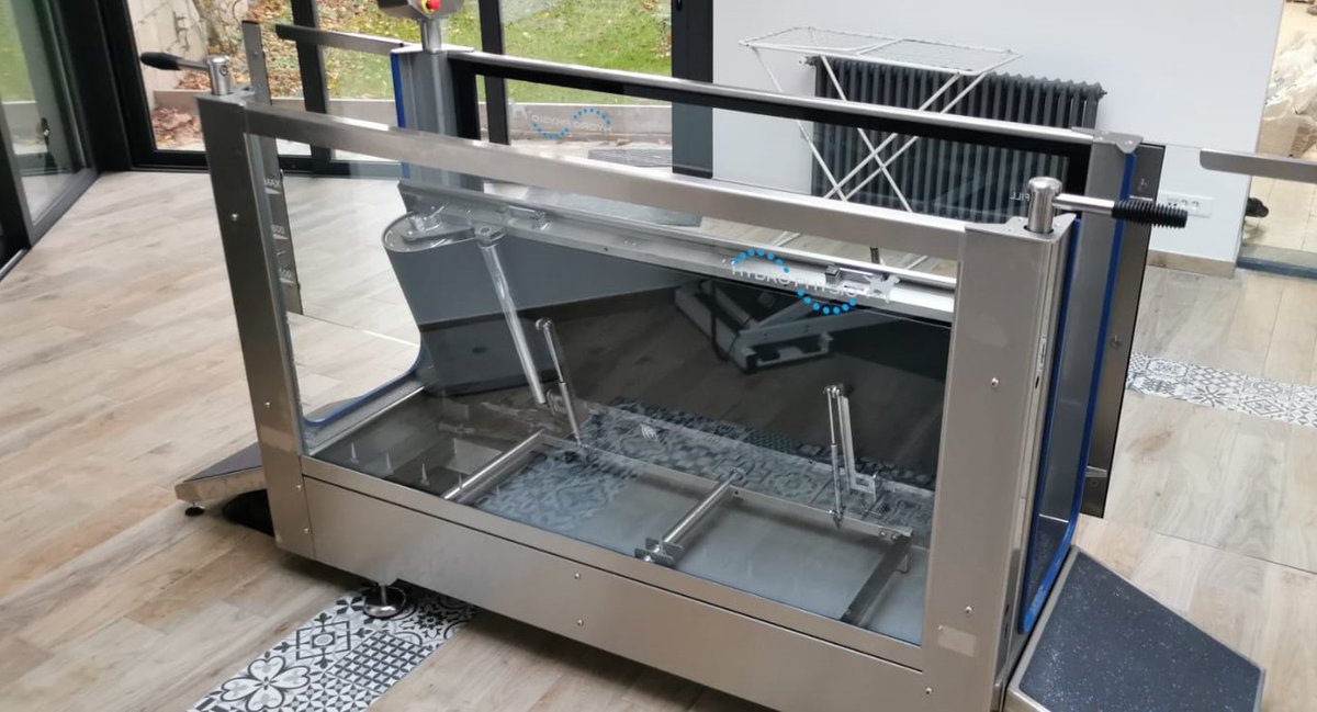 MIKANVET's tweet photo. Nouvelle installation d'un tapis immergé HydroPhysio à la Clinique Saint-Hubert. L'hydrothérapie est une méthode thérapeutique naturelle qui consiste à traiter, soigner et prévenir par l'usage de l'eau les animaux. 
#hydrothérapie #physiothérapie #mikan #bienêtreanimal #vet https://t.co/Q44bCLYTl9