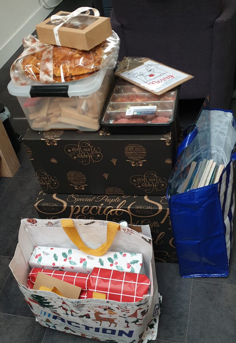 "Vrijwilligers hebben net een mega pakket met lekkers, verzorgingsspulletjes en kerstcadeautjes gebracht! Ik weet niet wat ik moet zeggen. Heel erg bedankt namens mij en de meiden!" Alle vrijwilligers en ondernemers bedankt!
#decemberverwenactie #Nietalleen #eenkleingebaar