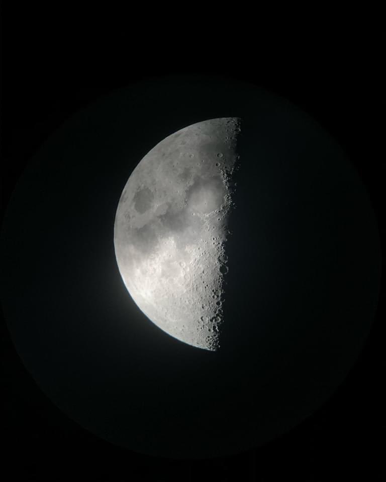 dezzvghn's tweet photo. The winter solstice moon ✨#Celestron #6SE 🔭 https://t.co/mBpYCtZ8X3