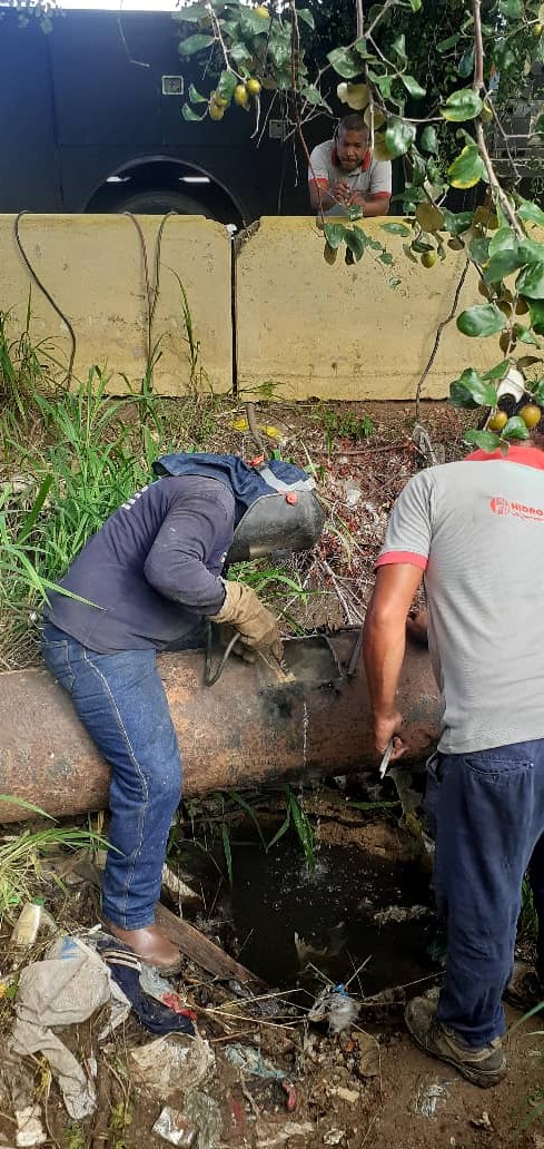 22DIC | Mcpio. Vargas (La Guaira) Cuadrilla de mantenimiento, reparó tubería de acero de 16 pulgadas en el sector Las Torres. Para ejecutar esta reparación, se aplicaron distintos puntos de soldadura para corregir fisura de 30cm. #AlServicioDelPueblo✊🏽🇻🇪 <a href="/NicolasMaduro/">Nicolás Maduro</a>