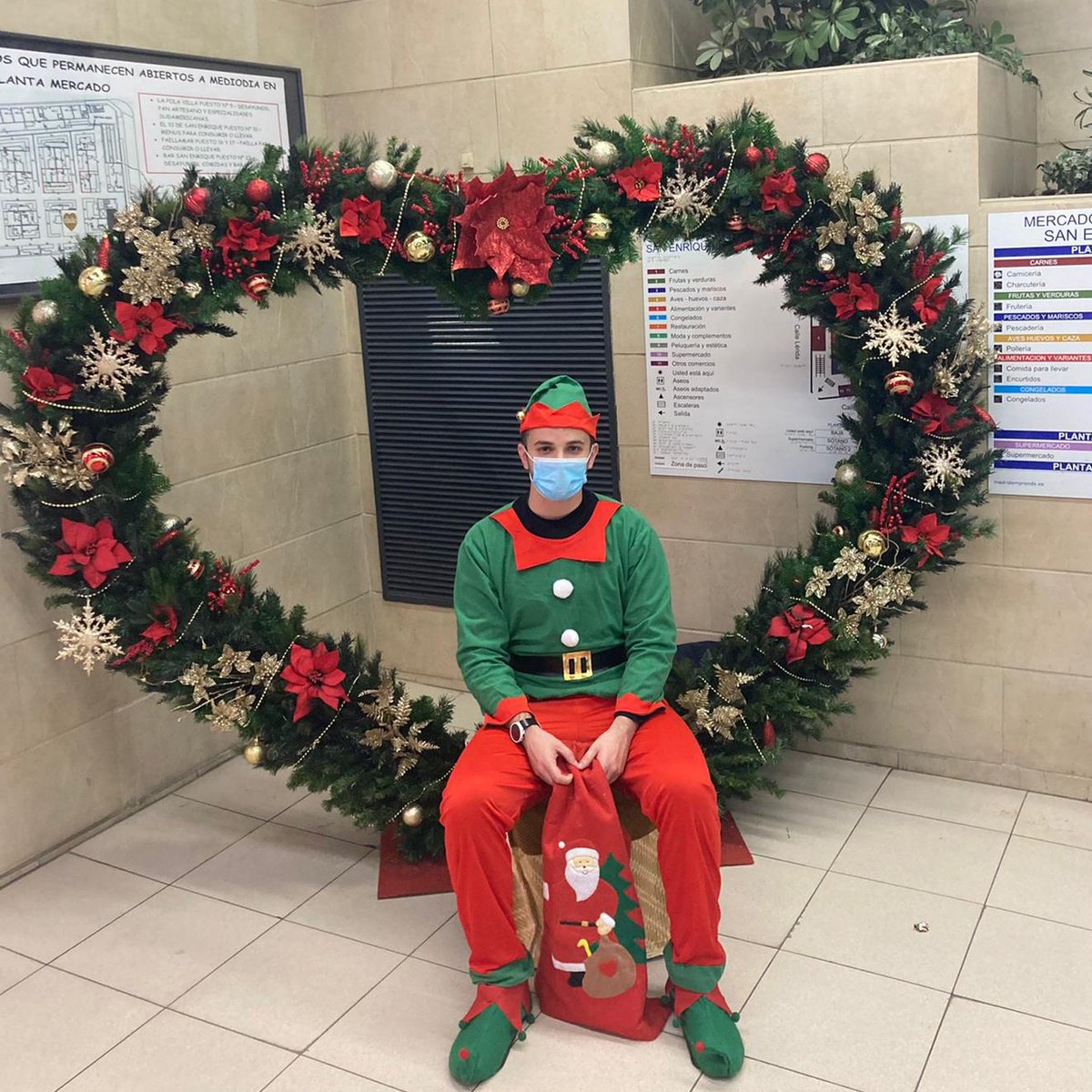 Ven a entregar tu carta al Ayudante de Papá Noel en la entrada del mercado y pide un deseo 🤗