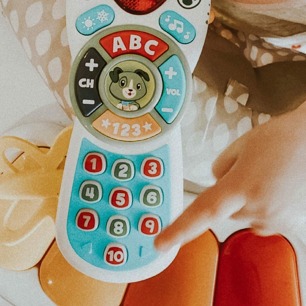 Looking for last-minute baby gifts? I shared a gift guide for 6 to 12-month-olds on the blog! Everything listed is what Rowan has and plays with daily including this @leapfrogcanada Remote Control and the <a href="/skiphop/">Skip Hop</a> activity centre, two of my best purchase… instagr.am/p/CJG1n-mMChm/