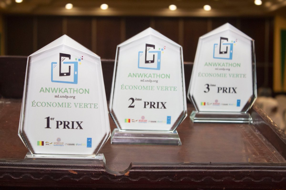 KeycieBatson's tweet photo. Après les pitchs et la looongue délibération, nous avons eu droit à une petite cérémonie de remise des prix.
#anwkathonvert #AccLabMali @PNUDMALI @Donilab1 https://t.co/XTrbU6i1az