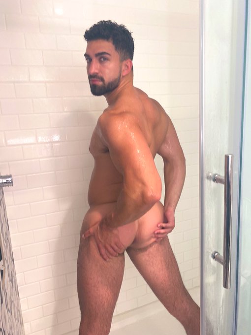 RT if you could handle my ass 🍑 https://t.co/J4HzbzkJkj