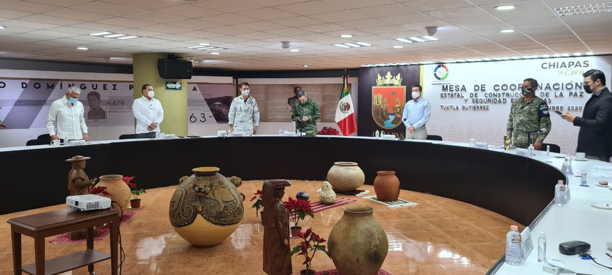 RutilioEscandon's tweet photo. Con el trabajo en unidad de las fuerzas federales, estatales y municipales en las #MesasDeSeguridad se fortalece las estrategias de prevención y combate a la inseguridad en todo el territorio chiapaneco.

¡Por #ChiapasDeCorazón! https://t.co/yVFq6ZGSWm