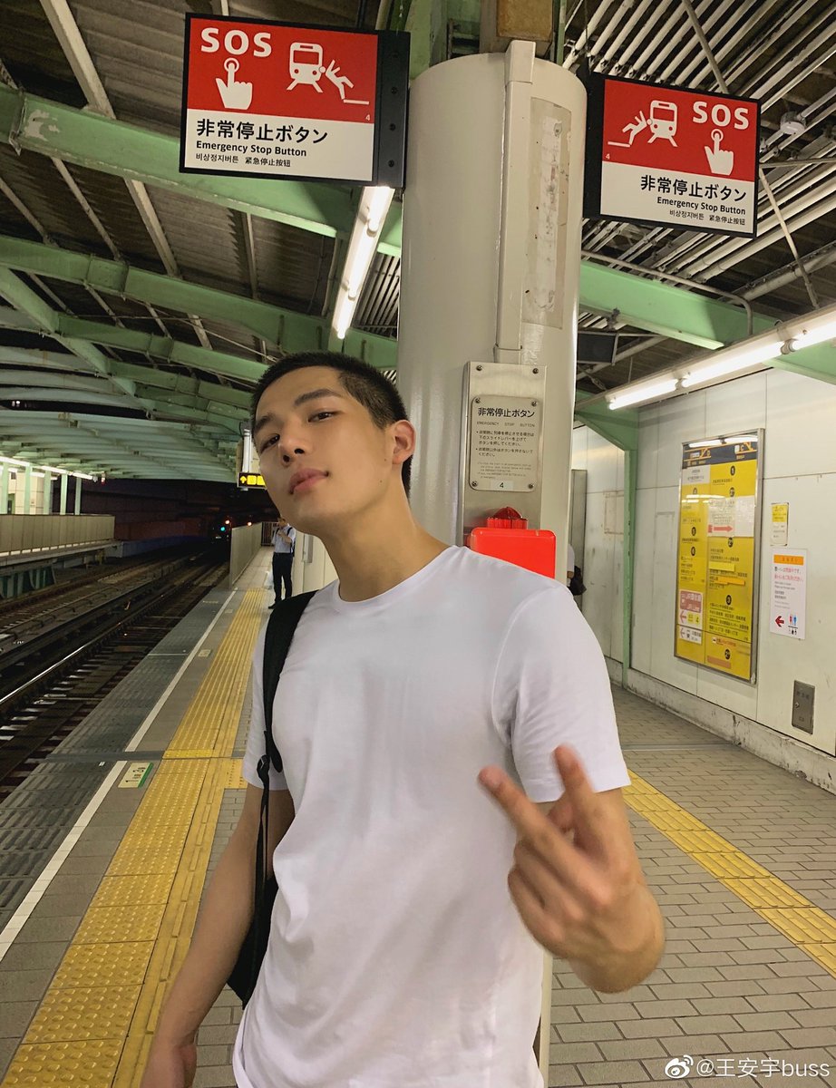 ManoodTingJeen's tweet photo. อันอวี่เป็นจำพวกที่ความหล่อไม่ขึ้นอยู่กับทรงผม ทรงไหนก็หล่อ หล่อไปหมด ขนาดหัวโล้นยังรอด

ประเด็นคือฉันโดนเขาตกตอนหัวโล้นหัวใสกิ๊กมาก

#WangAnyu #王安宇 https://t.co/09VbApXkCo