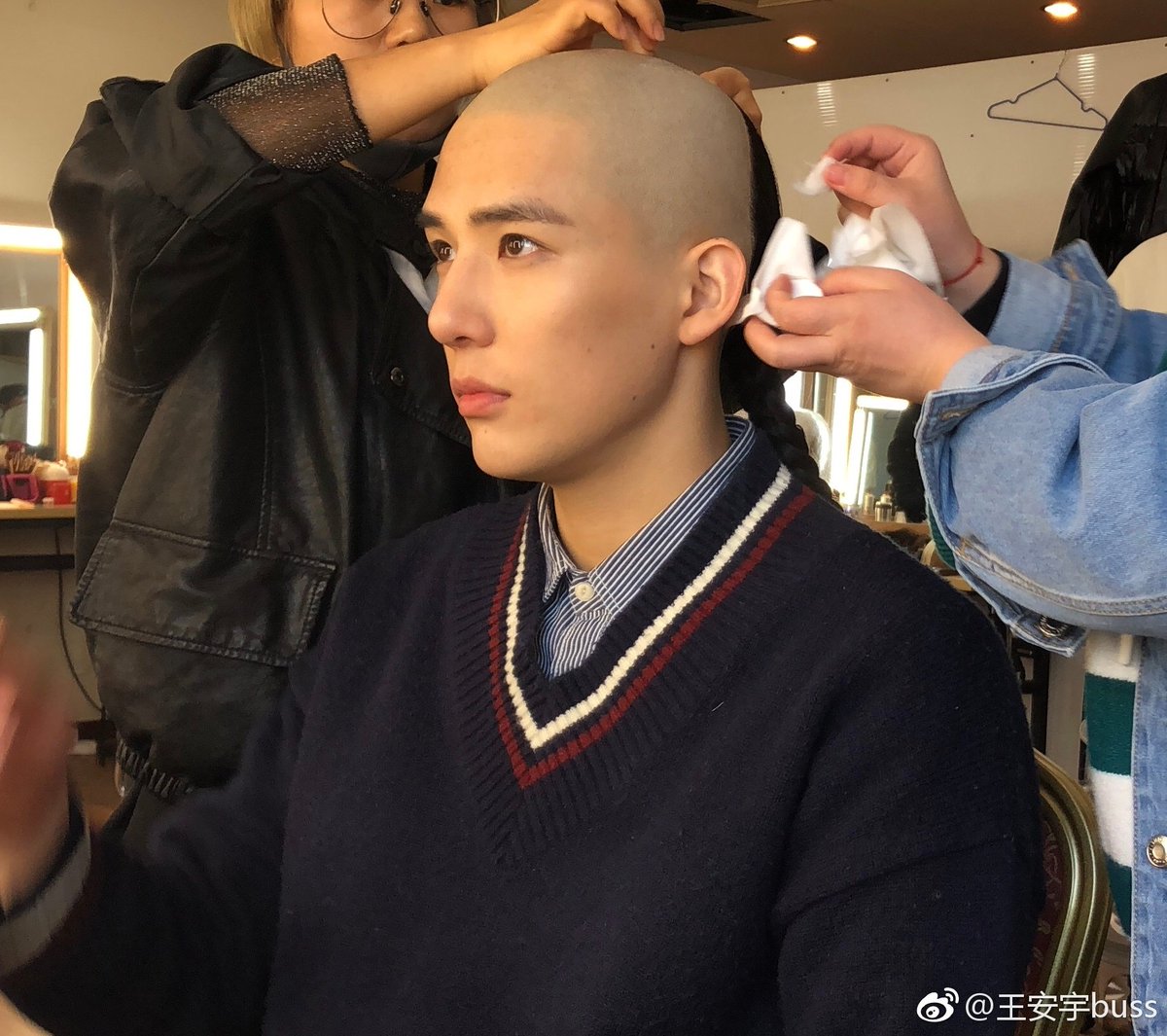 ManoodTingJeen's tweet photo. อันอวี่เป็นจำพวกที่ความหล่อไม่ขึ้นอยู่กับทรงผม ทรงไหนก็หล่อ หล่อไปหมด ขนาดหัวโล้นยังรอด

ประเด็นคือฉันโดนเขาตกตอนหัวโล้นหัวใสกิ๊กมาก

#WangAnyu #王安宇 https://t.co/09VbApXkCo