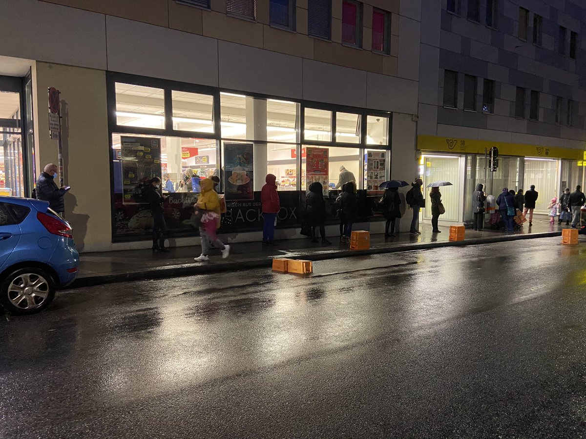 Weihnachten 2020. In der Schlange vor der Post ...