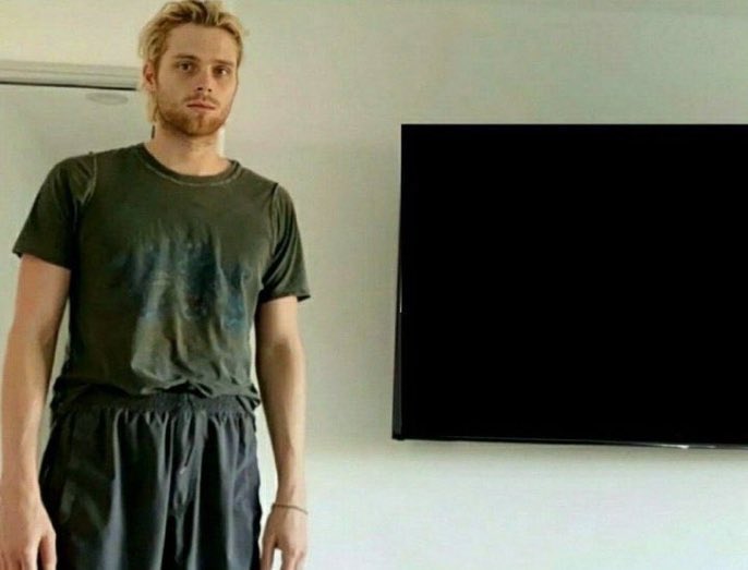 softxackerman's tweet image. mãe: filha oferece algo pras visitas!

eu: quer ver o casamento da ymir e da historia cmg?