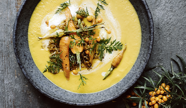demeter_de's tweet photo. Die Foodblogger*innen von @Krautkopf haben für das #DemeterJournal einfache, leckere Rezepte aus gesundem Korn kreiert: Zum Beispiel eine fruchtige Möhren-Sanddorn-Suppe mit Einkorn! Perfekt als Vorspeise für euer diesjähriges Weihnachtsmenü. https://t.co/1DsuZkIOr6 https://t.co/uTjrAhSsjU