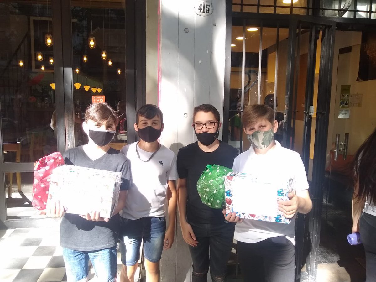 LeoncitoDan's tweet photo. 🌈 VOLVIÓ QUE LOS CUMPLAS FELIZ EN FAMILIA 🌈

El sábado entregamos las últimas cajas de Que los Cumplas Feliz en Familia 🦁🎂📦. Gracias a la colaboración de nuestra leona guerrera @RuthyTuch y sus alumnos de @ScholemA que fueron padrinos de este envío, https://t.co/s68nSBdXQF