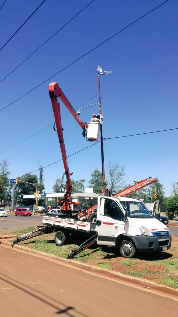 mgmisiones's tweet photo. #Ahora, instalamos nuevas cámaras en la zona de las avenidas A. Moreau de Justo (ex 213) y Pueyrredón de #Posadas. Con estos dispositivos, seguimos extendiendo el sistema de videovigilancia hacia los distintos barrios de la ciudad. @gobmisiones  #Seguridad https://t.co/9XWGOlp8fs
