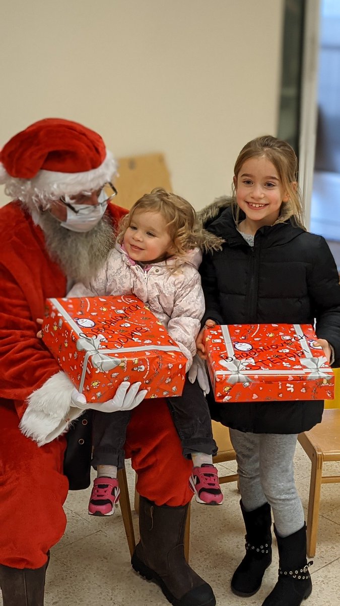 CDC_2eREG's tweet image. #Noel légionnaire. Fête de la famille légion mais aussi fête des familles de légionnaires. Distribution décentralisée de cadeaux au plus près des enfants. Fiers de nos familles ! #FiersDeNosSoldats #2REG