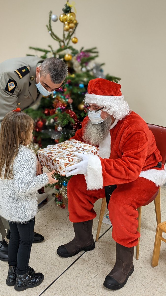 CDC_2eREG's tweet image. #Noel légionnaire. Fête de la famille légion mais aussi fête des familles de légionnaires. Distribution décentralisée de cadeaux au plus près des enfants. Fiers de nos familles ! #FiersDeNosSoldats #2REG
