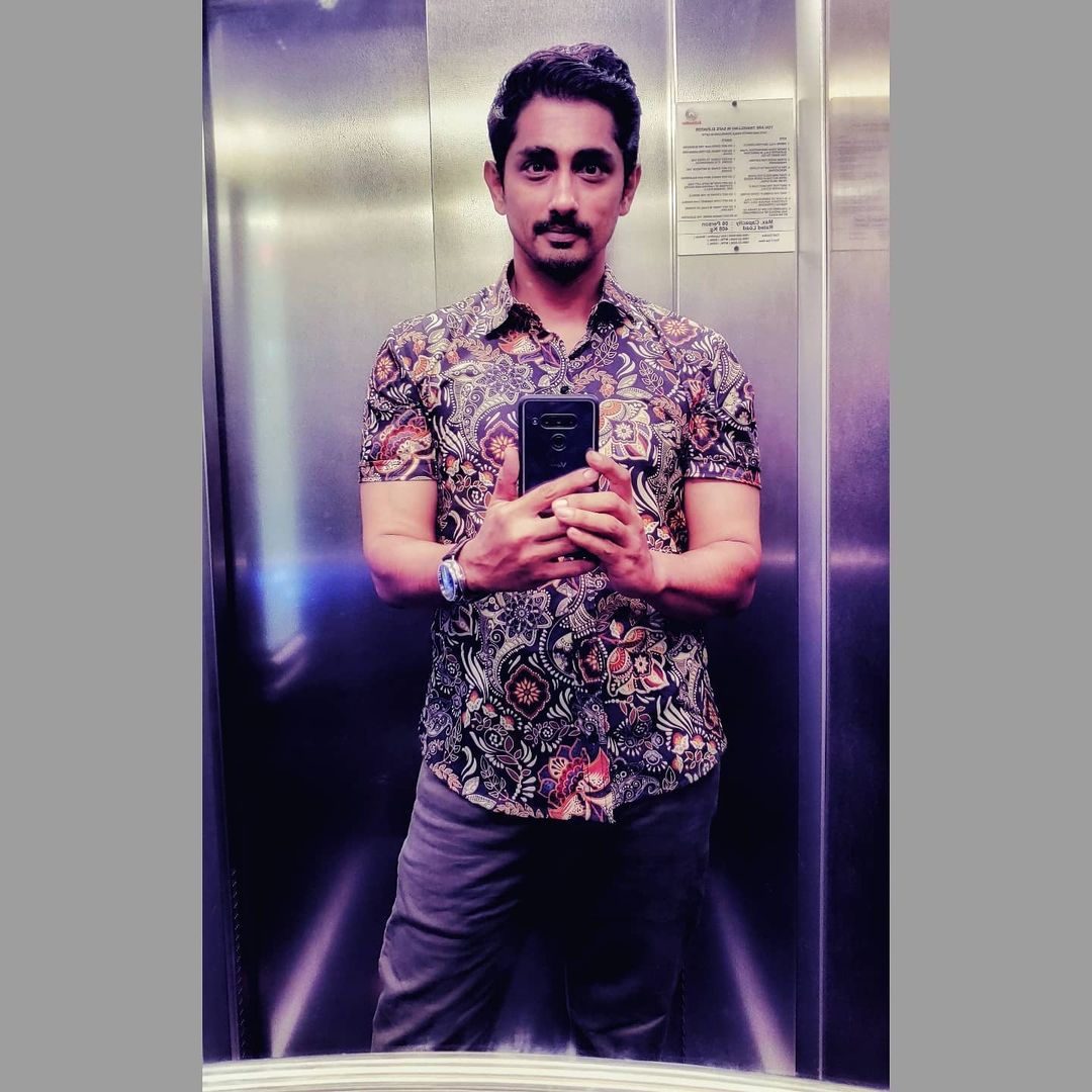 HydTimes's tweet photo. A rare moment when @Actor_Siddharth was in the mood to take a selfie 

#MahaSamudram #selfietime #chic #elevatorshenanigans #Siddharth #Bollywood #Tollywood https://t.co/t9EPm3GDnH
