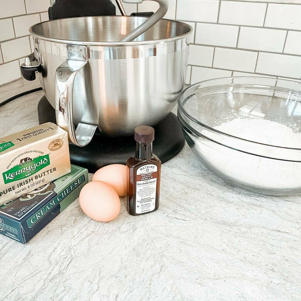 toriaaker's tweet photo. What are your favorite goodies and treats to make for the holidays? 🥧Today I’m making cinnamon rolls and will do the same Christmas morning but I also need to figure out a dessert to take to Christmas dinner! Ideas?! 🤨🎄 https://t.co/7H3MlZzUER https://t.co/7aO7uyrdYF
