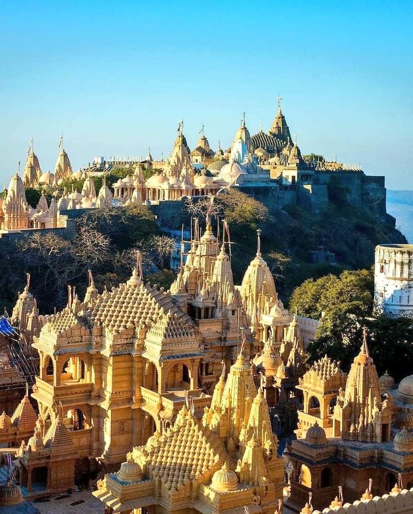 It advocates for total non violence. This can be achieved in a gradual manner only.BUT HOW???Anybody who knows a bit about jain Philosophy, knows that every living being is an intangible soul attached to a tangible body. Soul doesn't require food or breathing but5/n