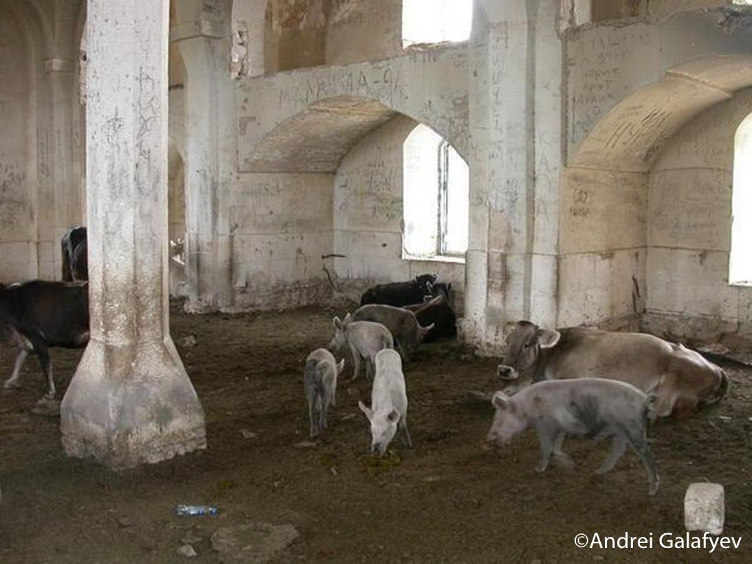 REZAphotography's tweet photo. Ağdam, Karabakh, Azerbaijan
Ağdam Mosque is the only building in the entire city still standing on its feet. It was vandalized over thirty years of occupation by armenians, covered with graffiti and used as cowshed and pigsty 
#culturalgenocide #agdam #karabakh #azerbaijan https://t.co/Ef431xwTz6