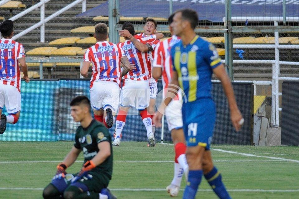 goldmediacancha's tweet photo. #CopaDiegoMaradona | #ZonaComplementaciónA |

Repaso día #Lunes 

#RosarioCentral 2-2 #Unión

PT
⚽ 6' Gastón #González (U)
⚽ 22' Matías #Nani (e.c.) (RC)
⚽ 38' Alán #Marinelli (RC)

ST
⚽ 31' Javier #Cabrera (U) https://t.co/2xKVMP76UE