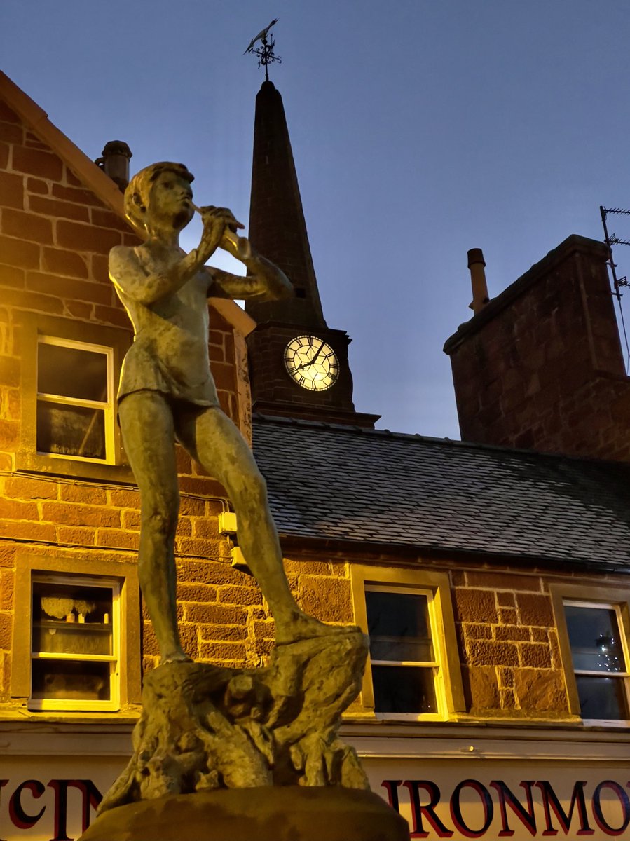 alanspark's tweet photo. Peter Pan looking good this morning in Kirriemuir. #shotoniphone #ProRaw #ScotlandIsNow https://t.co/JB5oRVRrgp