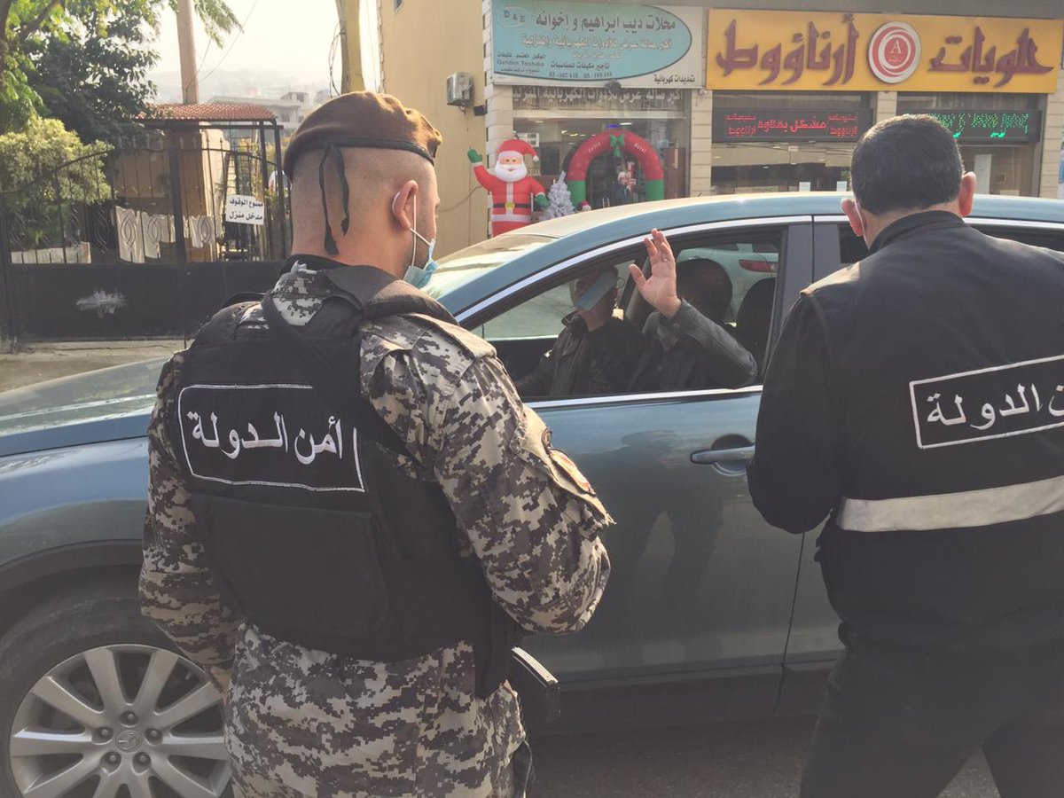 statesecuritylb's tweet photo. توزيع كمامات على المواطنين في منطقة  عكار وحثهم على ضرورة استعمالها والالتزام بالتباعد الاجتماعي للحد من انتشار جائحة كورونا. https://t.co/jhlk2o54q6