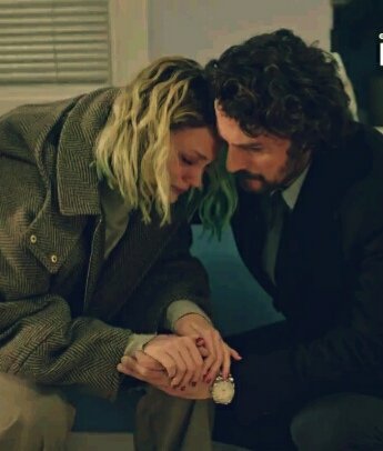 khaoula09470121's tweet photo. Details of this image
 His head is on her head  one hand hangs around her and the other is held by her hands 😭❤❤ 
#MasumlarApartmanı #HAnci #Incihan #FarahZeynepAbdullah #BirkanSokullu https://t.co/l64QjtHqSp