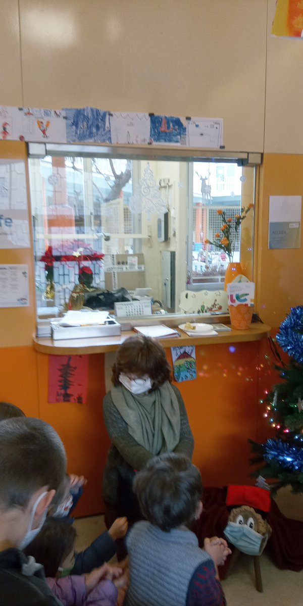 ecolelesseps's tweet photo. A l'escola hem fet cagar el tió. Ens ha dut xocolatines!!! Nyam-nyam!!! @ecolelesseps @aefeinfo https://t.co/ExFQAngNq6