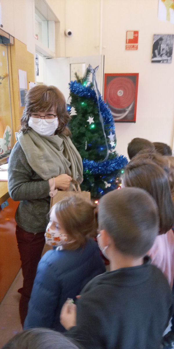 ecolelesseps's tweet photo. A l'escola hem fet cagar el tió. Ens ha dut xocolatines!!! Nyam-nyam!!! @ecolelesseps @aefeinfo https://t.co/ExFQAngNq6