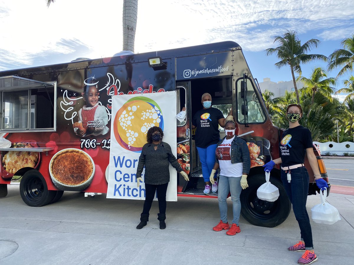 MiamiBeachNews's tweet image. Big thanks to @WCKitchen for supporting today’s grocery gift card giveaway. As residents pick up their gift card they leave with a hot meal from local restaurants! #ChefsForAmerica has fed 33 Million people &amp;amp; counting 👏🏽👏🏽 #MBeKind