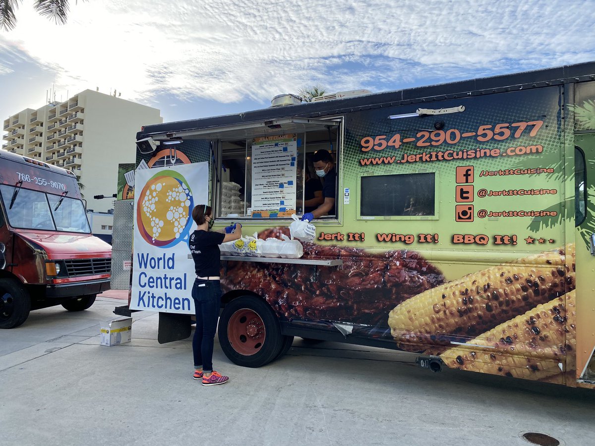MiamiBeachNews's tweet image. Big thanks to @WCKitchen for supporting today’s grocery gift card giveaway. As residents pick up their gift card they leave with a hot meal from local restaurants! #ChefsForAmerica has fed 33 Million people &amp;amp; counting 👏🏽👏🏽 #MBeKind