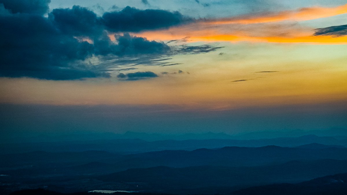 mds_view's tweet photo. Just let all the pretty lights in the sky guide you home.🌄
#Sky
#Nature
#MDS_View https://t.co/IUkpMmUT3h