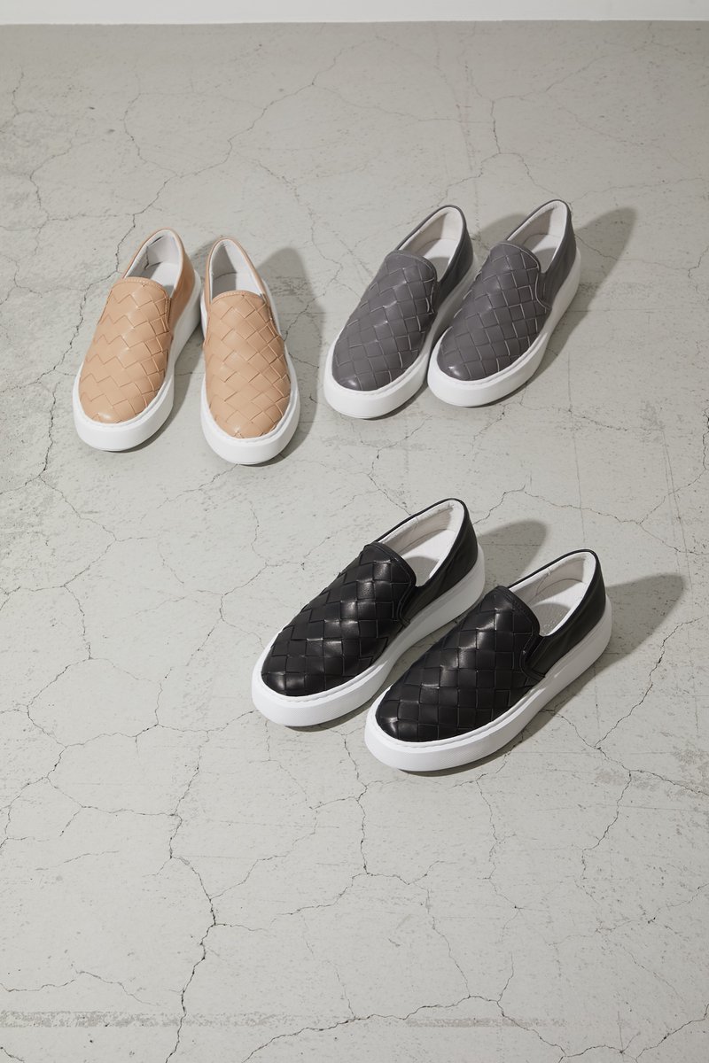 Staccato Japan Newarrivals シーズンレスで履けるstaccatoの人気スリッポンに新作が入荷中 進化された設計による低反発のインソール入で履き心地も跳ねるように軽やか 柔軟性もあり軽量 デザイン性光るスタイリングに合わせやすいデザイン性豊かな