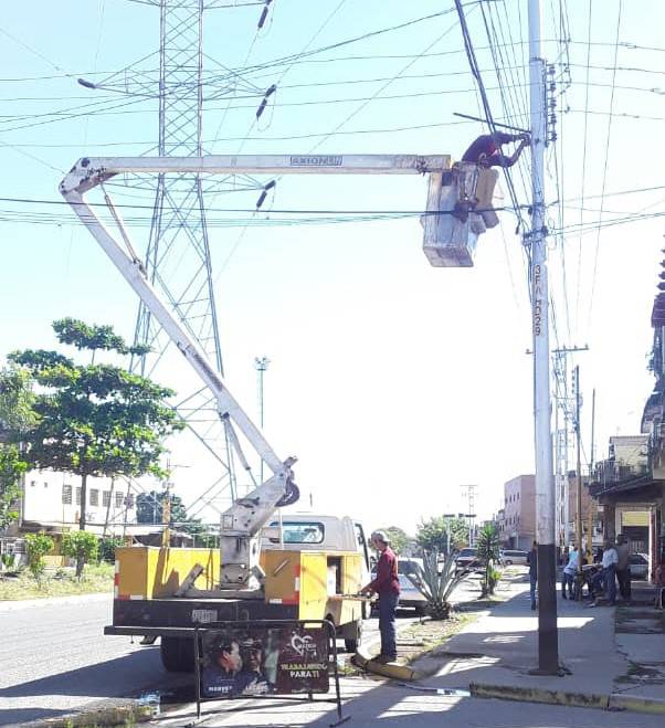 AleMarvez10's tweet photo. Como parte del Plan de Iluminación que se mantiene activado en la ciudad, la Alcaldía de Valencia ejecutó la instalación de lámparas LED y sustitución de reflectores, en diversas zonas de la jurisdicción. Gracias a la gestión del alcalde @AleMarvez10 y gobernador @rafaellacava10 https://t.co/UhKp0DiLhT