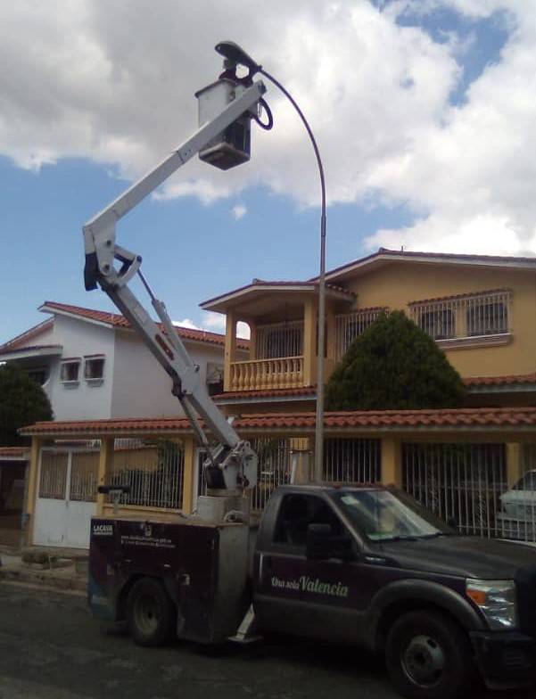 AleMarvez10's tweet photo. Como parte del Plan de Iluminación que se mantiene activado en la ciudad, la Alcaldía de Valencia ejecutó la instalación de lámparas LED y sustitución de reflectores, en diversas zonas de la jurisdicción. Gracias a la gestión del alcalde @AleMarvez10 y gobernador @rafaellacava10 https://t.co/UhKp0DiLhT