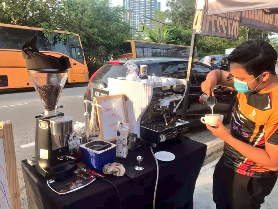 Barista jalanan. Latte RM5 je dia charge siap ada foam art. Dah la pakai biji kopi Brazil. Location kat Bangi. Inspirasi sangat ✨🥺