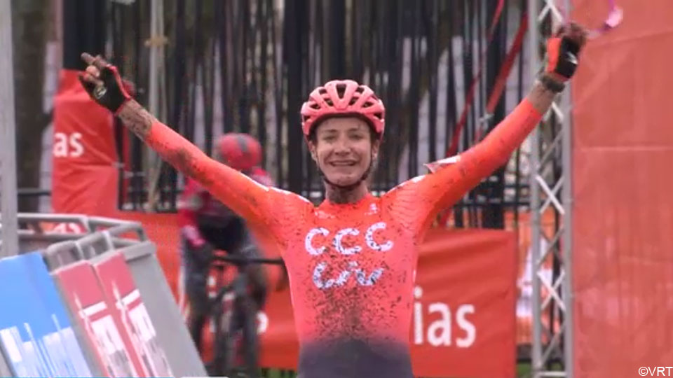 sporza_koers's tweet photo. Marianne Vos doet het à la Van der Poel in Essen: bij haar comeback in het veld wint ze meteen.

https://t.co/kfaTwPaou0 #EthiasCross https://t.co/SgMJ22yPe1