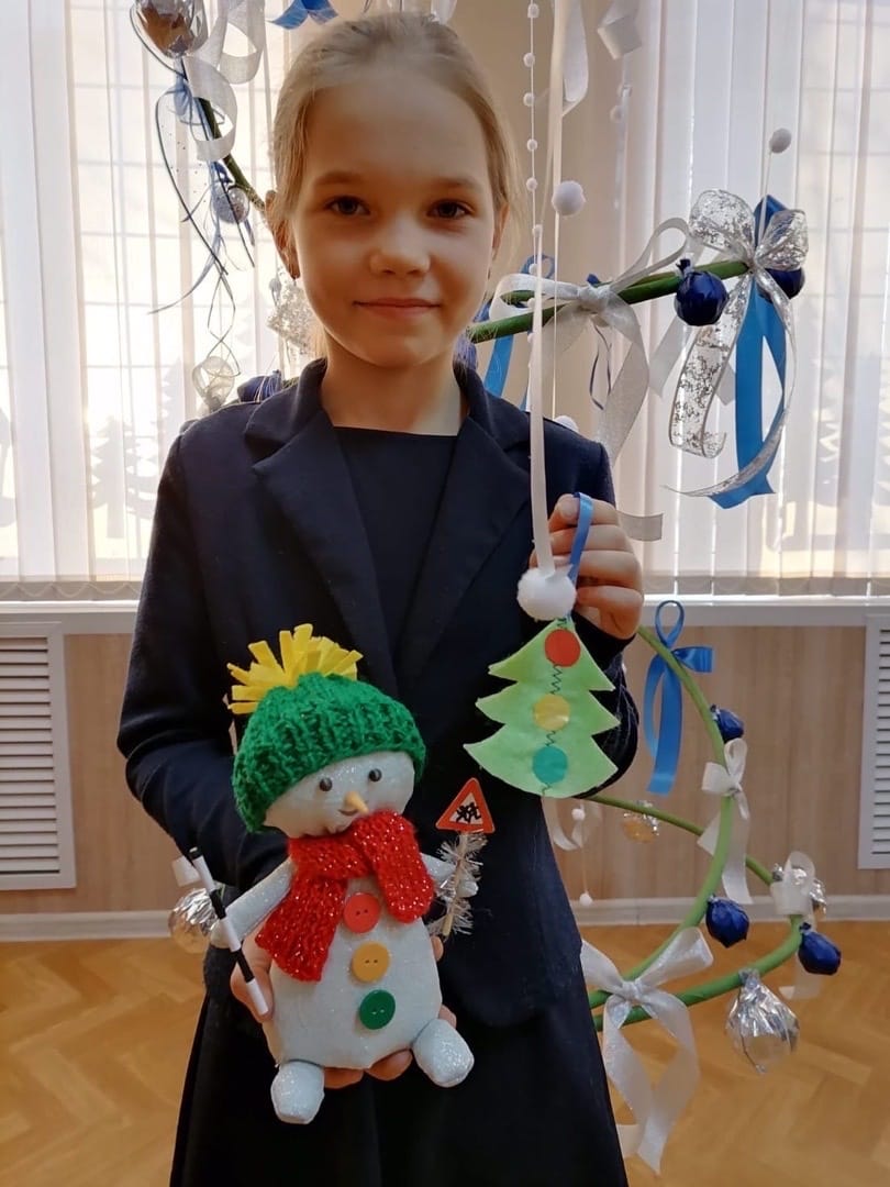 Продолжается городская профилактическая акция «Безопасный новый год», в которой приняло участие 111 образовательных учреждений г.о. Самара. На протяжении месяца ребята изготавливают креативные новогодние игрушки по теме безопасности дорожного движения,