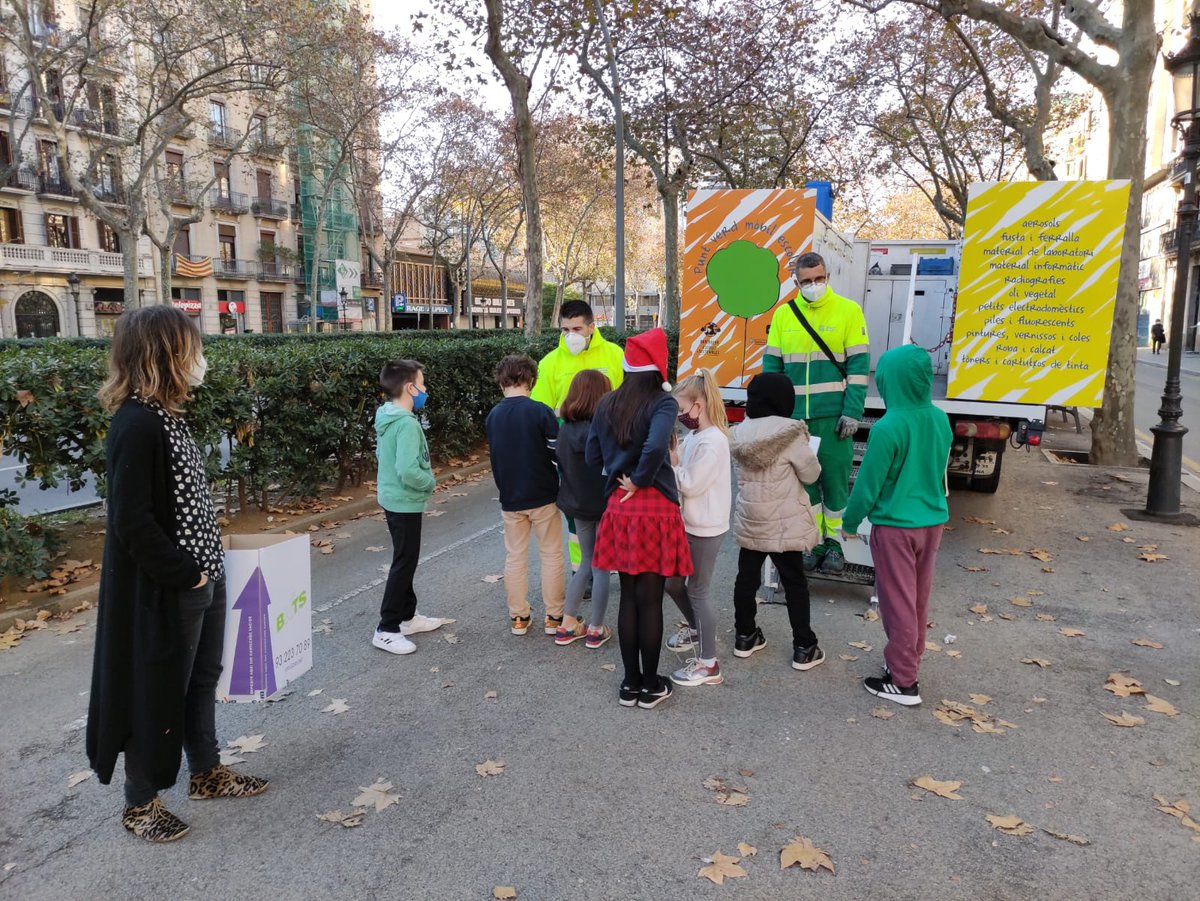 ecolelesseps's tweet photo. Les CM1 C se rendent au Punt Verd Mòbil. @bcn_ajuntament #EscolesSostenibles @ecolelesseps @aefeinfo https://t.co/AqbruhHjyN