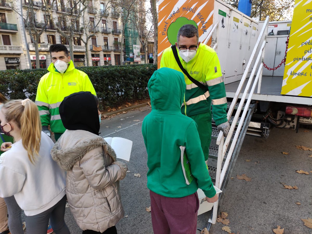 ecolelesseps's tweet photo. Les CM1 C se rendent au Punt Verd Mòbil. @bcn_ajuntament #EscolesSostenibles @ecolelesseps @aefeinfo https://t.co/AqbruhHjyN