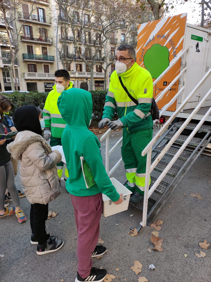 ecolelesseps's tweet photo. Les CM1 C se rendent au Punt Verd Mòbil. @bcn_ajuntament #EscolesSostenibles @ecolelesseps @aefeinfo https://t.co/AqbruhHjyN