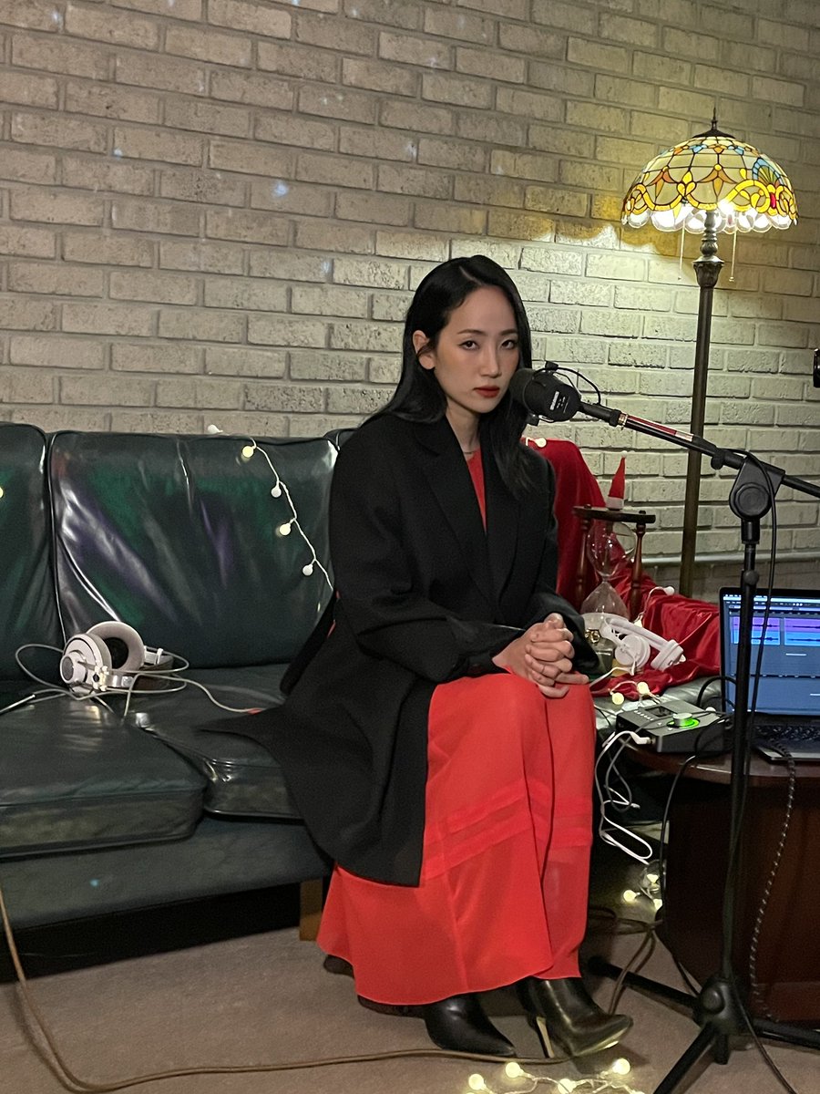 HATFELT731's tweet photo. 크리스마스 선물을 준비했다 !!!! Christmas special live coming soon❤️ https://t.co/RE6ndevdSk