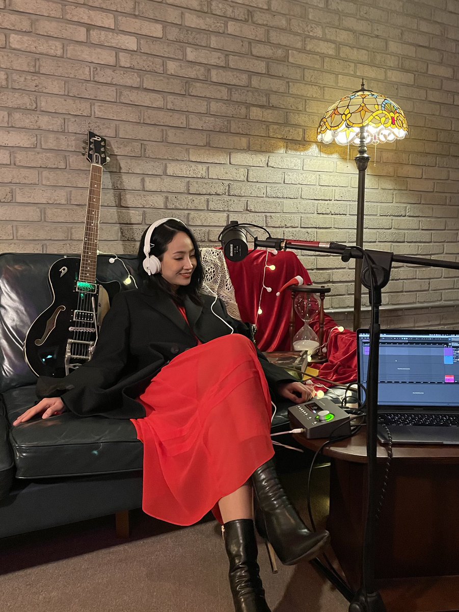 HATFELT731's tweet photo. 크리스마스 선물을 준비했다 !!!! Christmas special live coming soon❤️ https://t.co/RE6ndevdSk