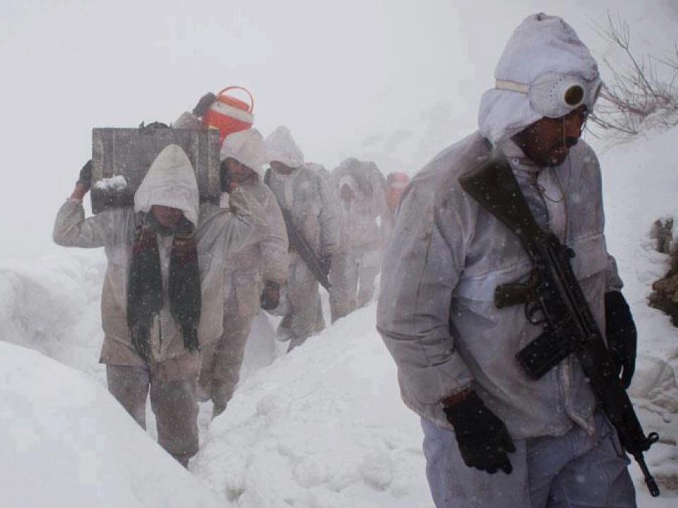 Indusland_'s tweet photo. Pakistani soldiers making their way to the forward check posts in -37°C to -50°C on the world's most inhospitable and highest battlefield where they will be completely cut from the world surviving on limited ration for weeks before changing Shift, Baltoro Sector 🇵🇰 https://t.co/juJ34G7zWJ