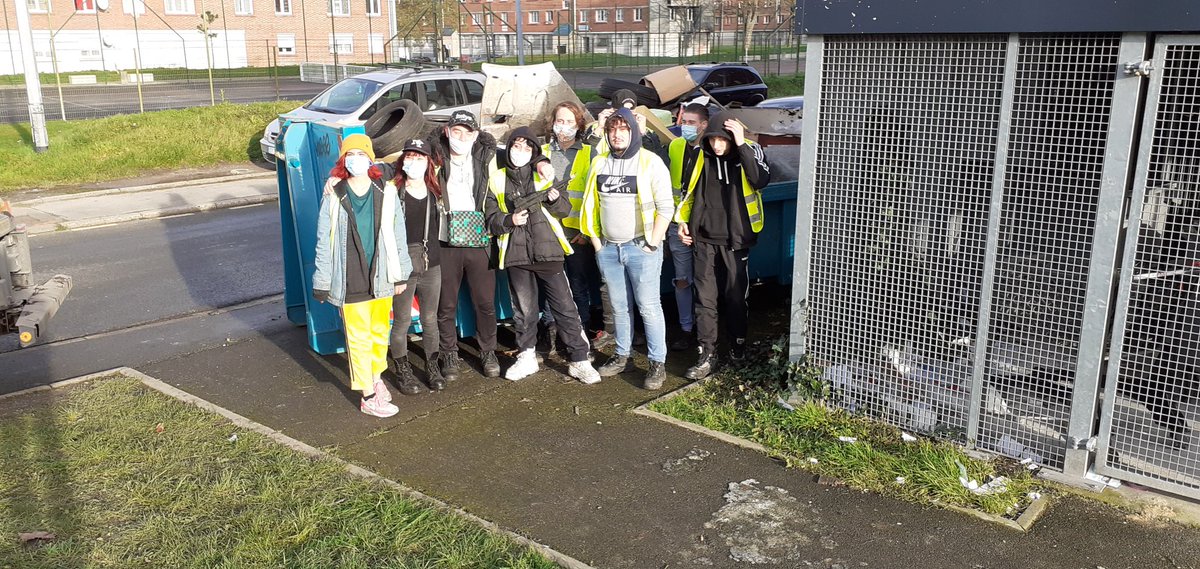 <a href="/TapajLille/">TAPAJLille</a> Grosse opération  de nettoyage  de déchets en bas des immeubles de l'espace Concorde en lien avec la <a href="/lillefrance/">Ville de Lille</a> et @spleuralille , merci aux médiateurs  de la ville et de lille sud insertion pour leur présence. Une benne remplie à  rebord. 
Beau travail TAPAJ!